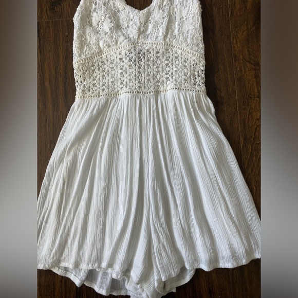 Crochet Bodice Tied Halter Romper - Picture 6 of 7